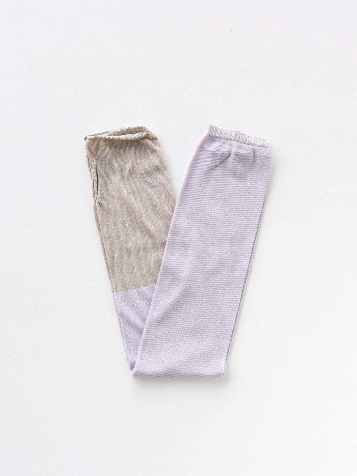 当たりつきギフト専用靴下のLUCKY SOCKS（ラッキーソックス）のSunscreen 2tone Armcover（サンスクリーン2トーンアームカバー）のペールグレープ×グレージュ_2
