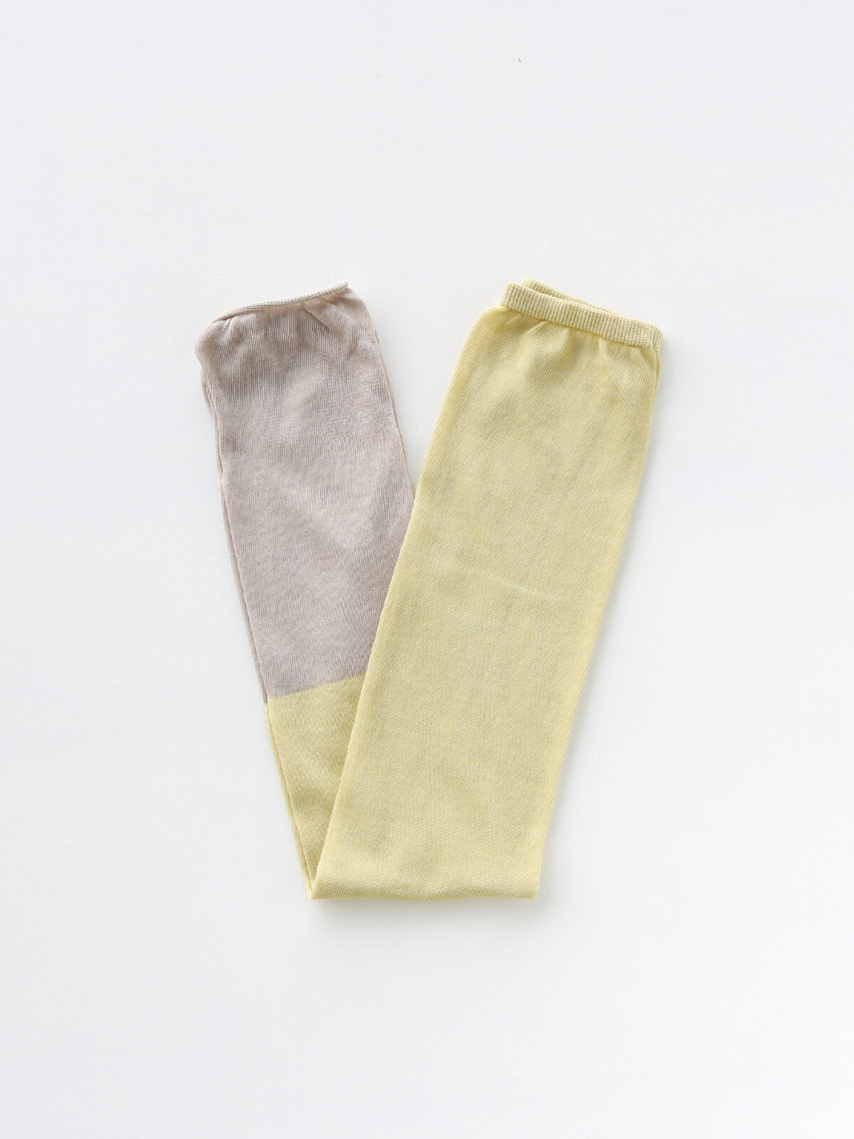 当たりつきギフト専用靴下のLUCKY SOCKS（ラッキーソックス）のSunscreen 2tone Armcover（サンスクリーン2トーンアームカバー）のペールイエロー×グレージュ_2